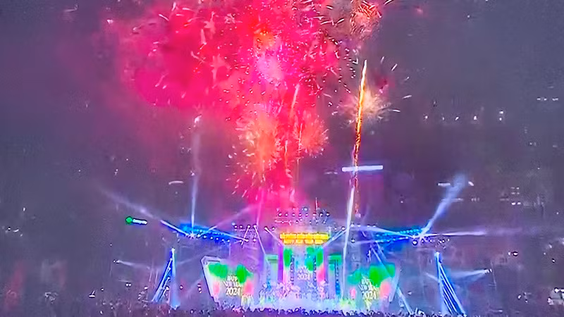 Thành phố Cảng hân hoan chào đón năm mới.