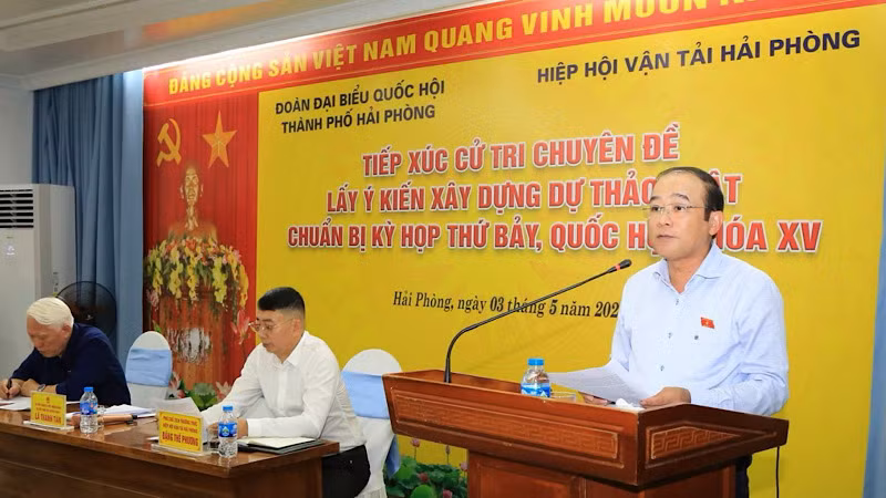 Phó Trưởng Đoàn đại biểu Quốc hội thành phố Hải Phòng phát biểu tại cuộc tiếp xúc.