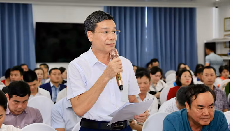 Đại biểu cử tri đóng góp ý kiến tại cuộc tiếp xúc.