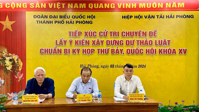 Các đại biểu Quốc hội thành phố Hải Phòng tiếp xúc với cử tri Hiệp hội vận tải Hải Phòng.