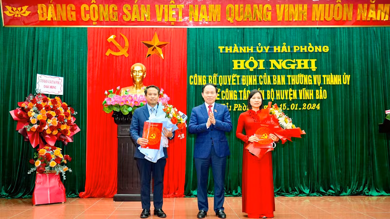 Đồng chí Lê Tiến Châu, Ủy viên Trung ương Đảng, Bí thư Thành ủy Hải Phòng trao Quyết định điều động đồng chí Nguyễn Hoàng Long và đồng chí Phạm Tuyên Dương.