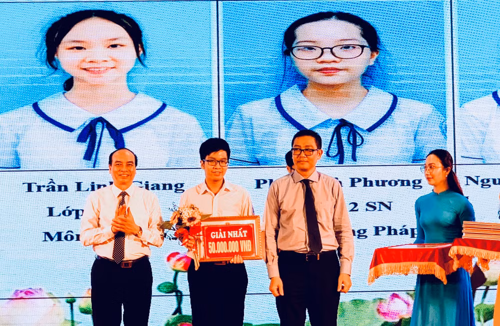 Trao thưởng học sinh đoạt giải cao.