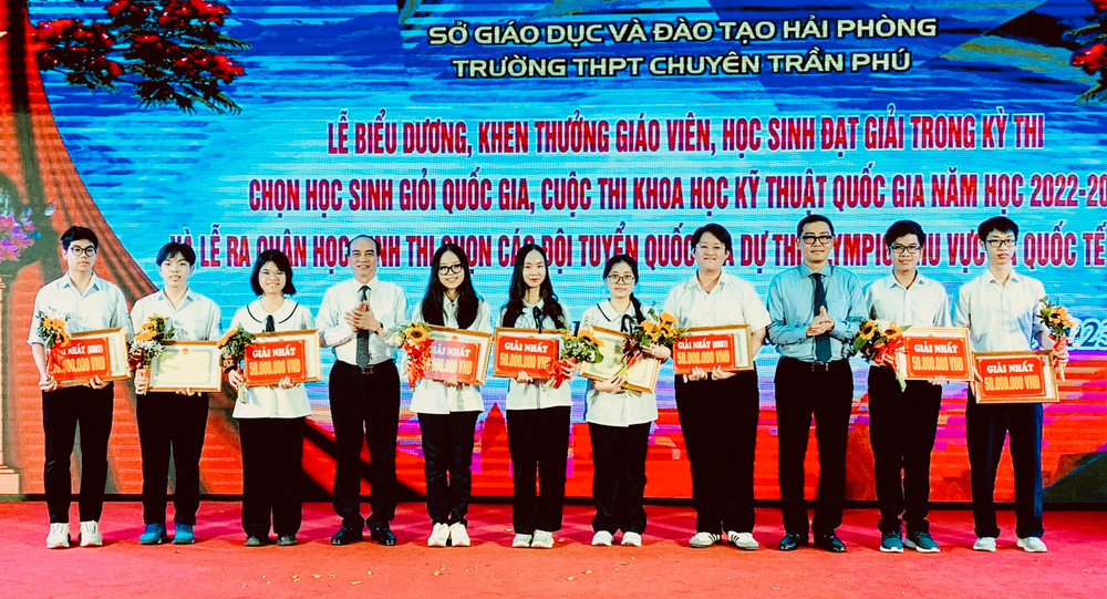 Trao thưởng tặng các học sinh xuất sắc đoạt giải Nhất.