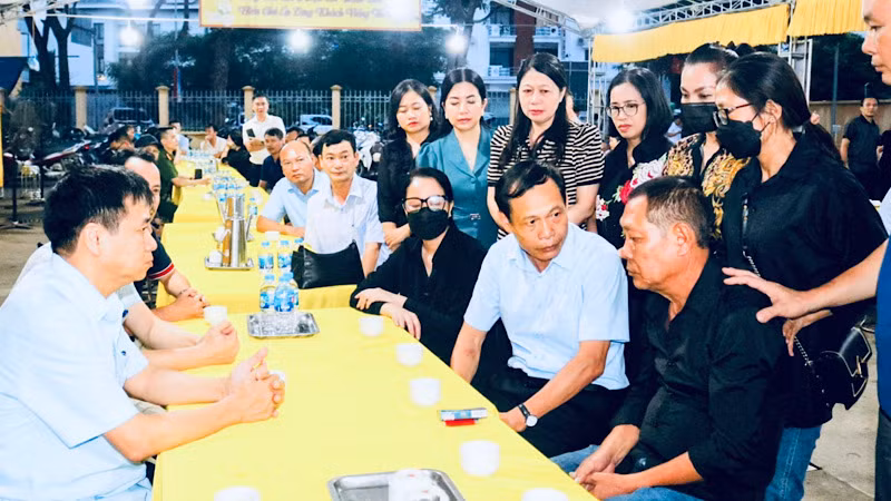 Đoàn công tác của Ủy ban Mặt trận Tổ quốc Việt Nam thành phố Hải Phòng thăm hỏi, động viên gia đình nạn nhân ở phường Dư Hàng (quận Lê Chân).