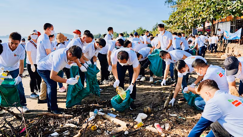 Mọi người cùng tham gia thu gom rác thải trên bãi biển Đồ Sơn