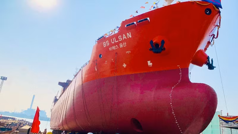 Nghi lễ đập Champagne khi hạ thủy tàu “BS ULSAN”.