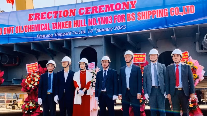 Chủ tàu Hàn Quốc, lãnh đạo SBIC và Công ty đóng tàu Phà Rừng chứng kiến sự kiện đấu đà thi công con tàu thứ ba mang ký hiệu vỏ YN-03 xuất khẩu sang Hàn Quốc.