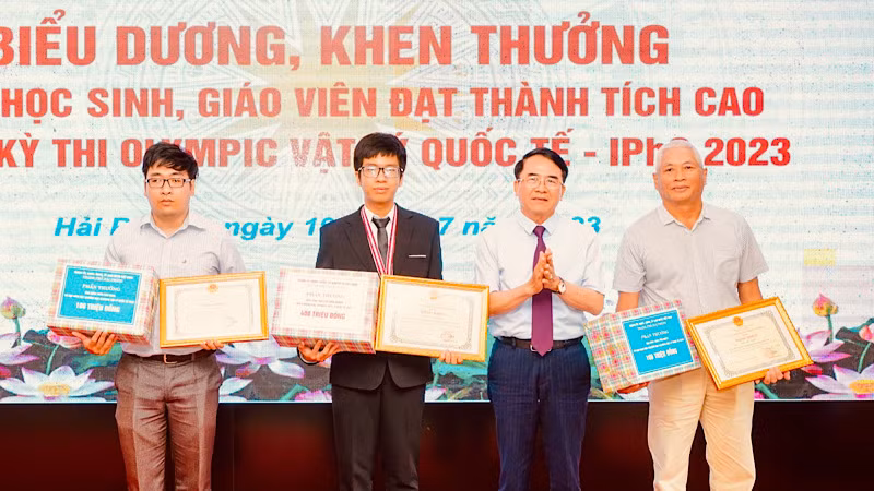 Lãnh đạo thành phố Hải Phòng trao Bằng khen và tiền thưởng tặng học sinh Nguyễn Tuấn Dương và 2 giáo viên.