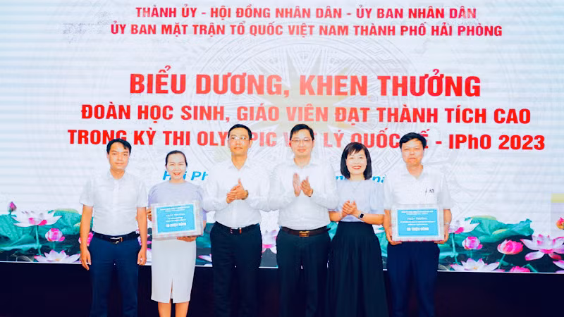 Lãnh đạo Sở Giáo dục và Đào tạo Hải Phòng trao thưởng tặng lãnh đạo Trường trung học phổ thông chuyên Trần Phú.