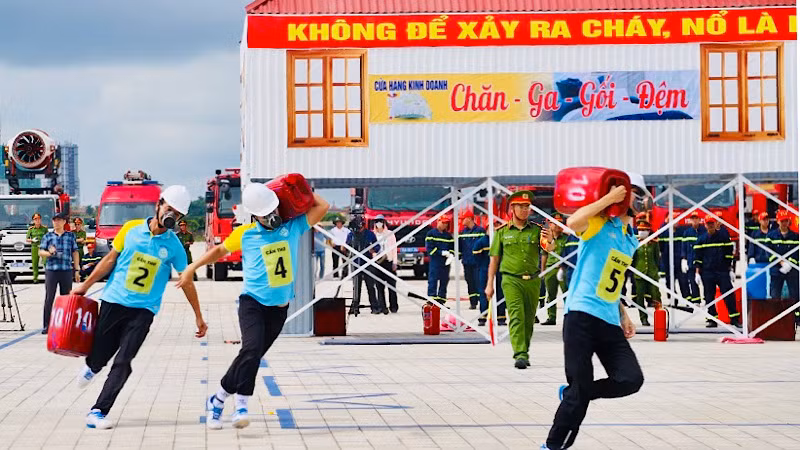 Các đơn vị tham gia phần thi cứu nạn, cứu hộ.
