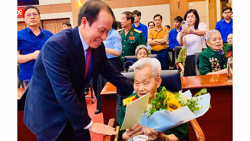 Ủy viên Trung ương Đảng, Bí thư Thành ủy Hải Phòng Lê Tiến Châu tặng quà tri ân các Chiến sĩ Điện Biên.