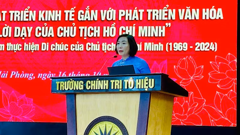 Trưởng Ban Tuyên giáo Thành ủy Hải Phòng phát biểu đề dẫn hội thảo.