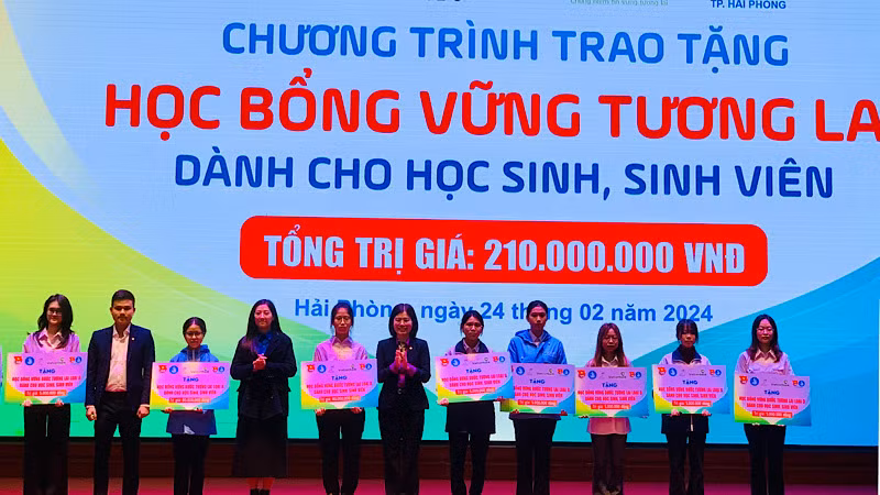 Các nhà tài trợ trao học bổng tặng học sinh, sinh viên có hoàn cảnh khó khăn.