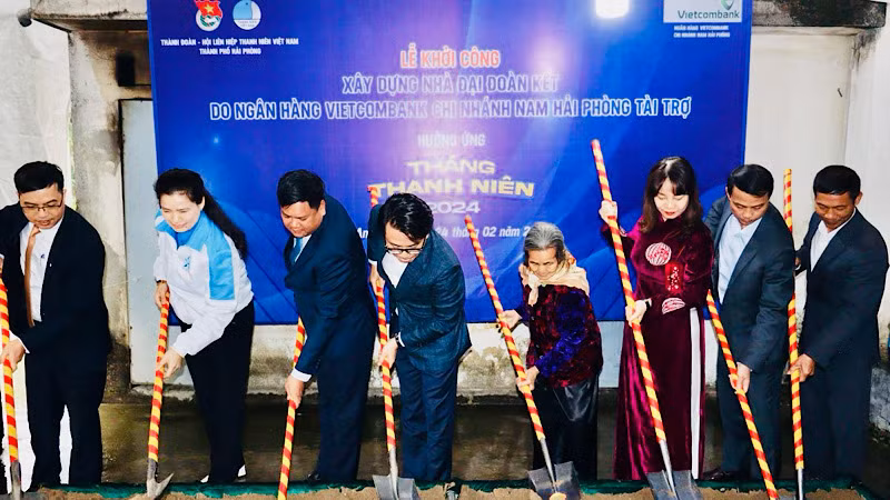 Các đại biểu tham dự khởi công nhà Đại đoàn kết tại thị trấn An Dương.