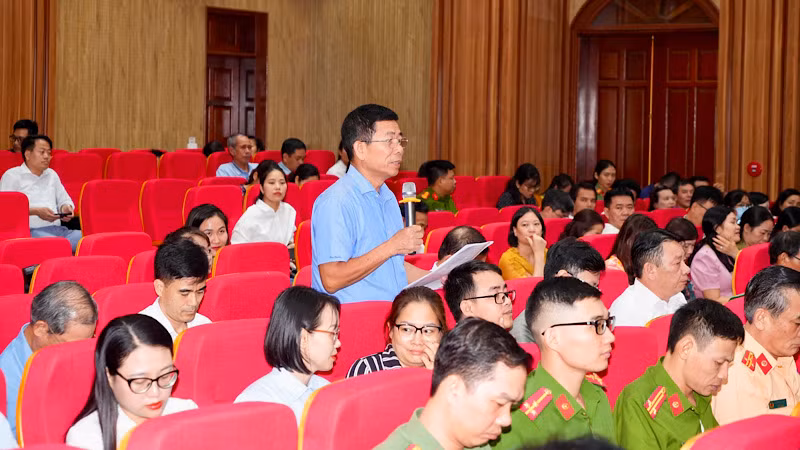 Các đại biểu cử tri nêu ý kiến.