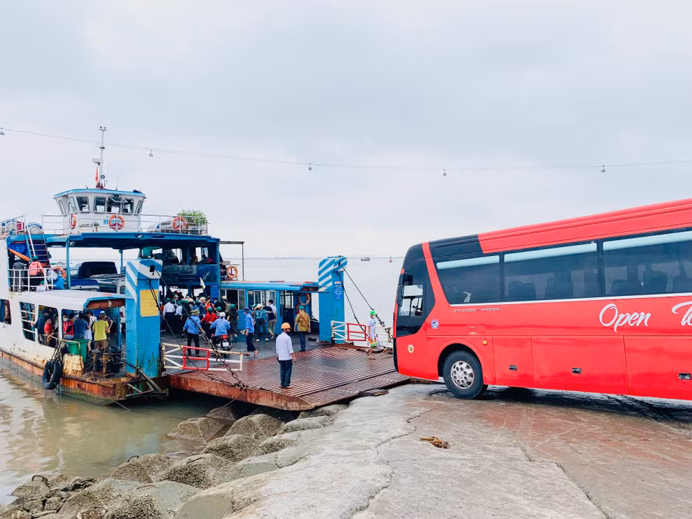 Trong các ngày nghỉ lễ và cuối tuần, lượng du khách và phương tiện ra đảo Cát Bà qua phà Gót khá đông.