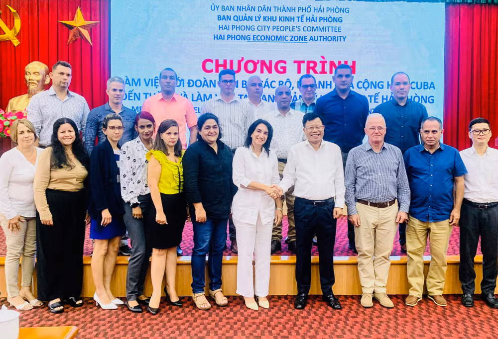 Đoàn cán bộ các bộ, ngành của Cộng hòa Cuba làm việc tại Ban Quản lý Khu Kinh tế Hải Phòng.