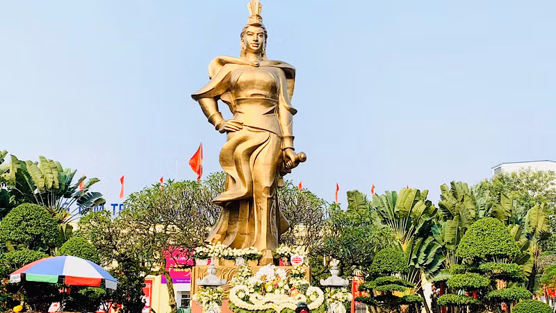 Tượng đài Nữ tướng Lê Chân giữa trung tâm Hải Phòng cũng là điểm đến ưa thích của du khách.