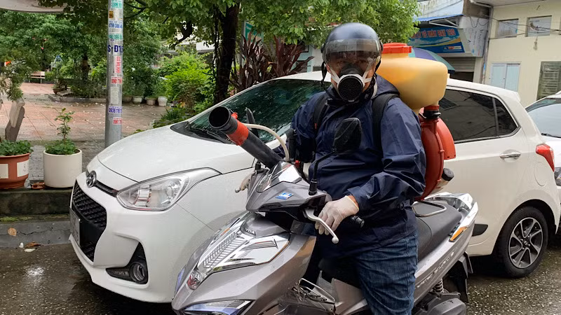 Lực lượng cơ động phun thuốc diệt muỗi ở các địa bàn.