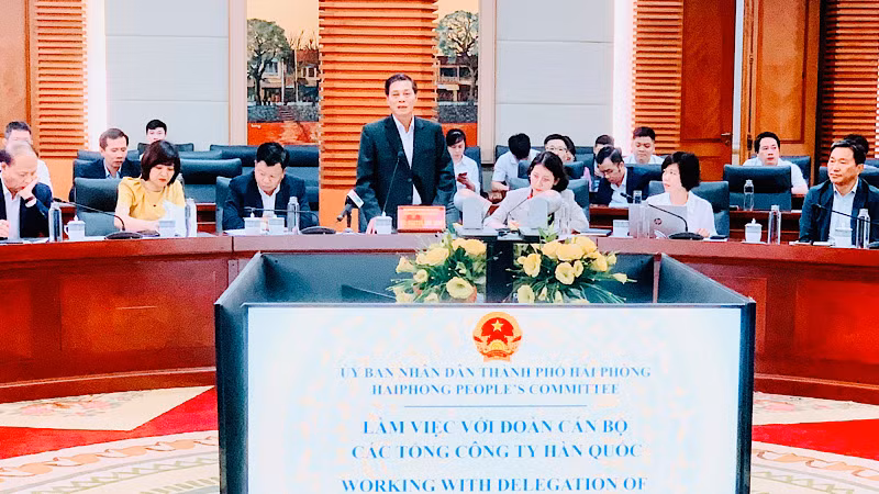 Chủ tịch Ủy ban nhân dân thành phố Hải Phòng Nguyễn Văn Tùng trao đổi với các doanh nghiệp Hàn Quốc.