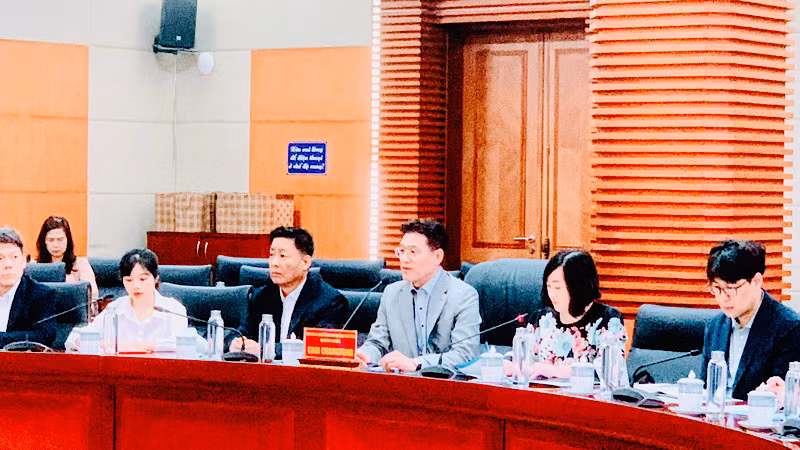 Giáo sư Choi Chang Yong phát biểu tại buổi làm việc.