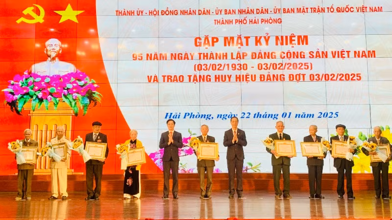 Lãnh đạo thành phố Hải Phòng trao Huy hiệu Đảng tặng các đảng viên tiêu biểu.
