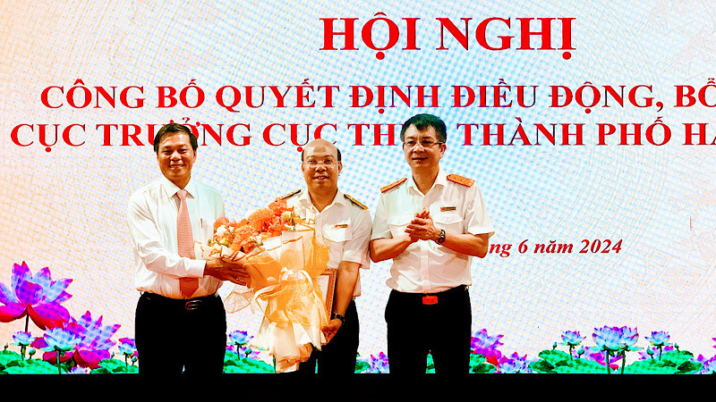 Tổng Cục trưởng Tổng cục Thuế Mai Xuân Thành trao Quyết định, Chủ tịch Ủy ban nhân dân thành phố Hải Phòng Nguyễn Văn Tùng tặng hoa chúc mừng tân Cục trưởng Cục Thuế thành phố Hải Phòng.