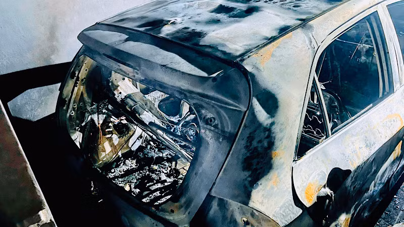 Nguồn phát cháy từ ô-tô để trong nhà đã chặn lối cửa thoát ra ngoài.