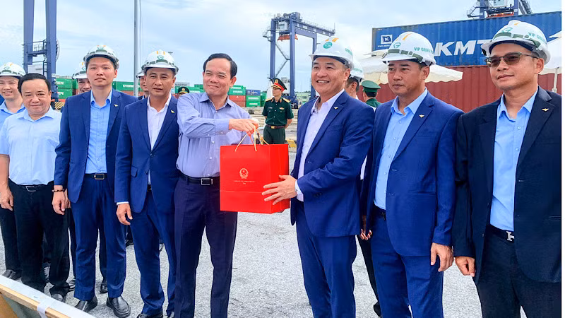 Phó Thủ tướng tặng quà cán bộ, công nhân cảng Nam Hải Đình Vũ.