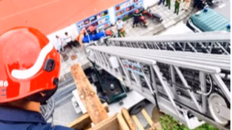 Lực lượng cảnh sát Phòng cháy, chữa cháy, cứu nạn, cứu hộ dùng xe thang để đưa nạn nhân từ mái tầng 3 xuống.