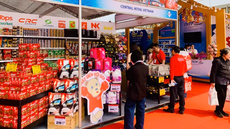 Hoạt động mua sắm diễn ra tại Tuần lễ sản phẩm Thái Lan tại Hải Phòng.