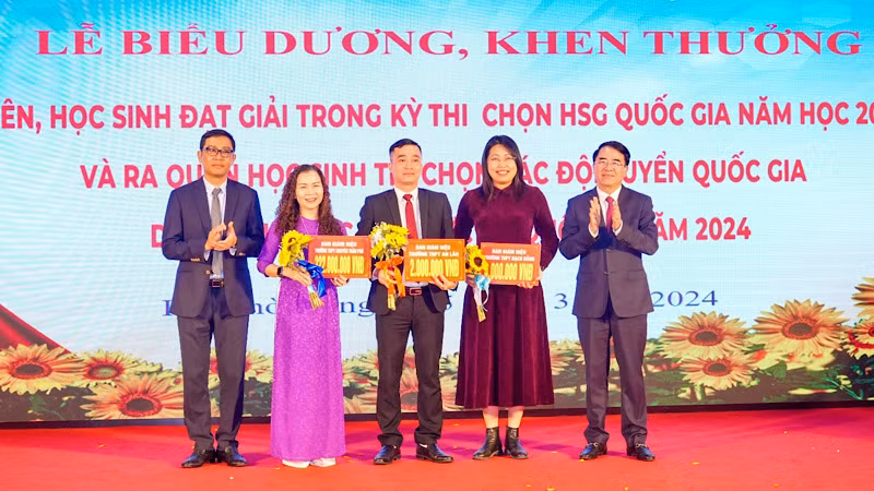Lãnh đạo thành phố Hải Phòng trao thưởng Ban giám hiệu các trường có học sinh đoạt giải cao trong các kỳ thi học sinh giỏi.