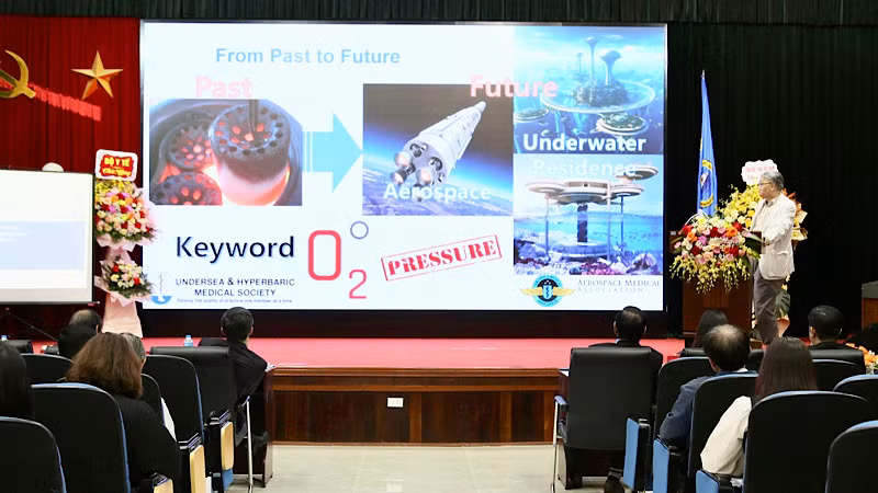 Bác sĩ Wang Soon Joo, Đại học Hallym (Hàn Quốc) chia sẻ kinh nghiệm điều trị bằng oxy cao áp tại Hàn Quốc.