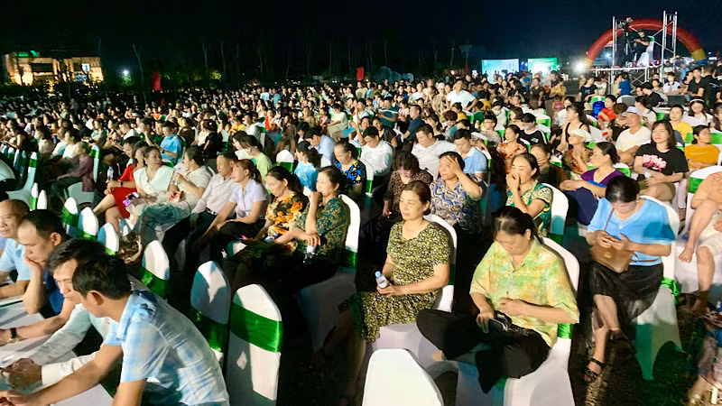 Đông đảo nhân dân và công nhân tham dự chương trình nghệ thuật.