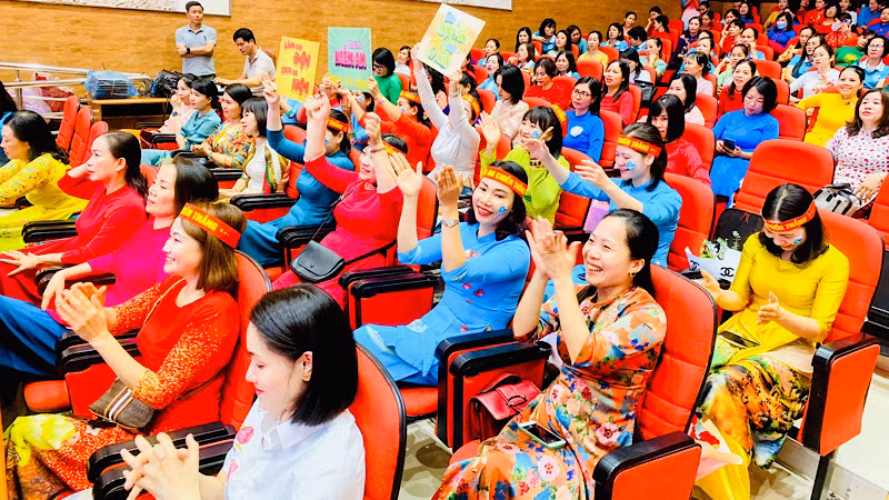 Các đại biểu cổ vũ cho các thí sinh tham dự thi Chủ tịch Hội Phụ nữ giỏi.