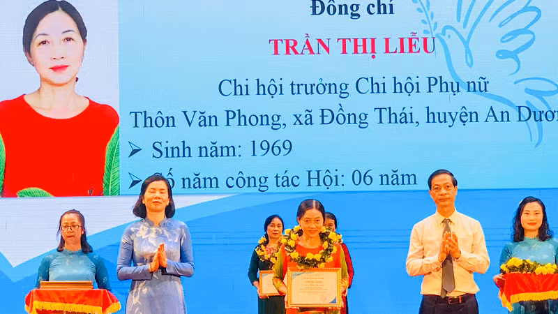 Lãnh đạo thành phố Hải Phòng tuyên dương các Chi hội trưởng Phụ nữ cơ sở tiêu biểu.
