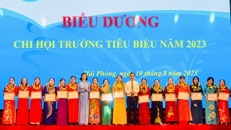 Lãnh đạo Thành ủy và Hội Liên hiệp Phụ nữ Hải Phòng biểu dương các Chi hội trưởng Phụ nữ tiêu biểu.