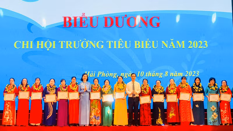 Lãnh đạo Thành ủy và Hội Liên hiệp Phụ nữ Hải Phòng biểu dương các Chi hội trưởng Phụ nữ tiêu biểu.