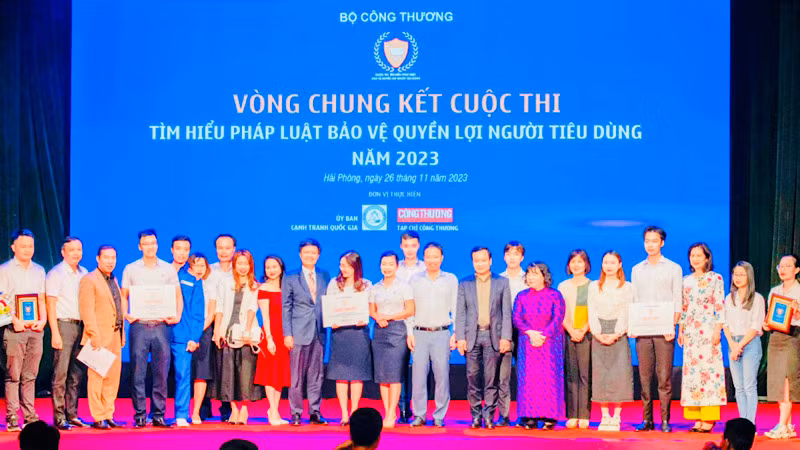 Ban tổ chức trao giải tặng các đội có thành tích xuất sắc cuộc thi.