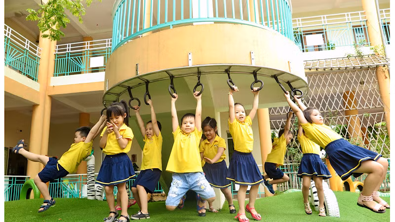 Hoạt động ngoài trời của một trường mầm non ở ngoại thành Hải Phòng.