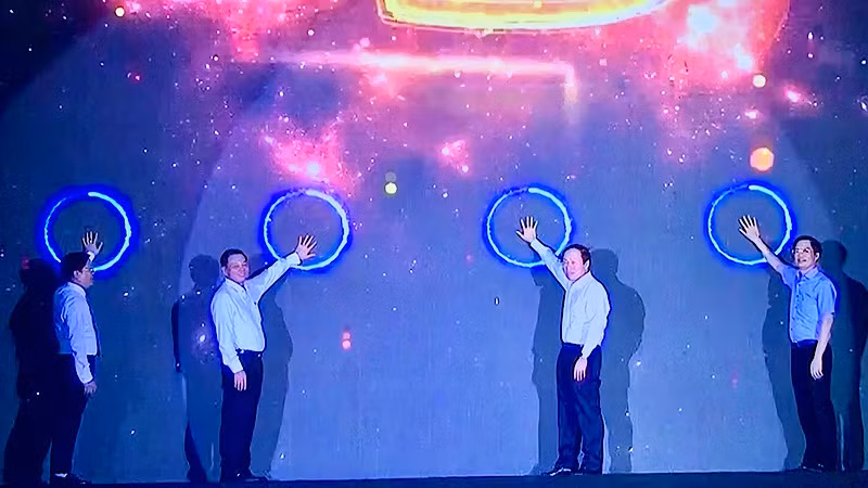 Lãnh đạo thành phố Hải Phòng và quận Đồ Sơn nhấn nút khai mạc Liên hoan du lịch "Đồ Sơn-Điểm đến 4 mùa".