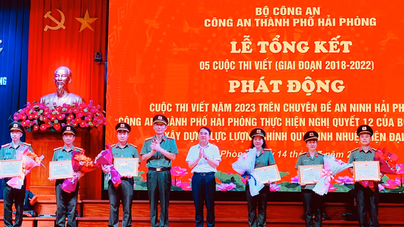 Lãnh đạo thành phố Hải Phòng và lãnh đạo Công an Hải Phòng khen thưởng các tập thể và cá nhân có thành tích trong 5 cuộc thi viết về lực lượng Công an Hải Phòng, giai đoạn 2018-2022.