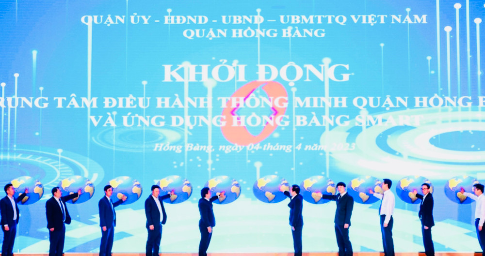 Lãnh đạo thành phố Hải Phòng và lãnh đạo quận Hồng bàng nhấn nút khởi động Trung tâm điều hành thông minh HB IOC.