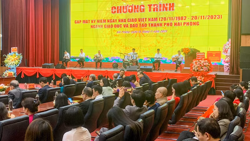 Quang cảnh cuộc gặp mặt kỷ niệm Ngày Nhà giáo Việt Nam.