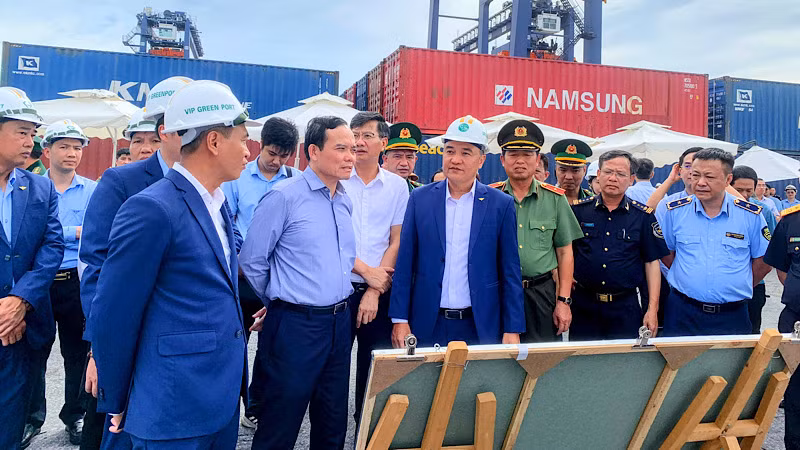 Phó Thủ tướng Trần Lưu Quang cùng các bộ, ngành khảo sát hoạt động xuất, nhập khẩu tại khu vực cảng biển Hải Phòng, chiều 25/9.