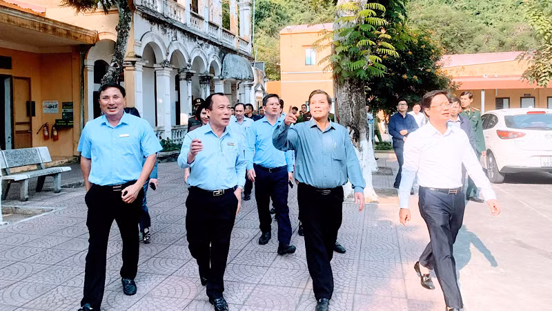 Lãnh đạo thành phố Hải Phòng đi kiểm tra các cơ sở, đơn vị trong khu du lịch Đồ Sơn.