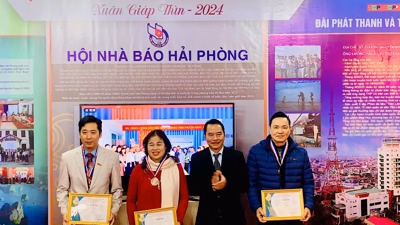 Lãnh đạo Hội Nhà báo Hải Phòng trao giải tặng các tác giả có ảnh dự thi đoạt giải.