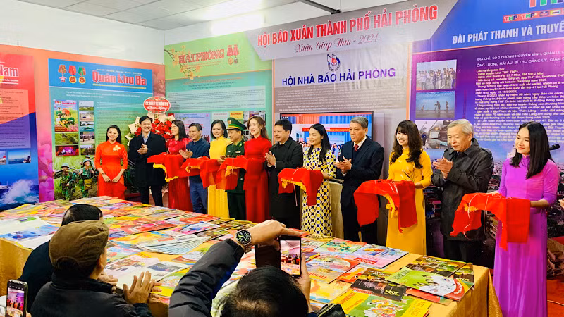 Các đại biểu cắt băng khai mạc Hội báo Xuân Hải Phòng 2024.