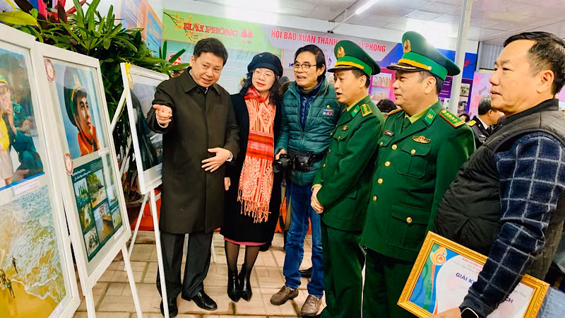 Các đại biểu xem các tác phẩm ảnh đoạt giải cuộc thi “Nét đẹp Người chiến sĩ Biên phòng Hải Phòng trên thành phố Cảng” được trưng bày tại Hội báo Xuân.