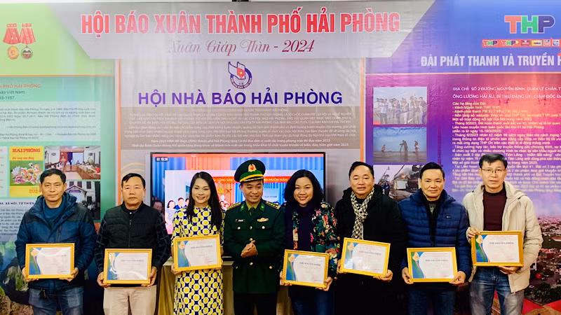 Lãnh đạo Bộ chỉ huy Bộ đội Biên phòng Hải Phòng trao giải tặng các tác giả có ảnh đoạt giải.